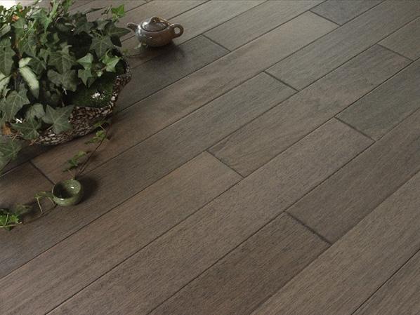 纖皮玉蕊（ruǐ）黑（hēi）胡桃色實（shí）木平麵地板